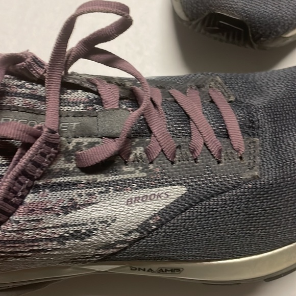 Woman’s Brooks Ricochet shoes - Picture 3 of 5